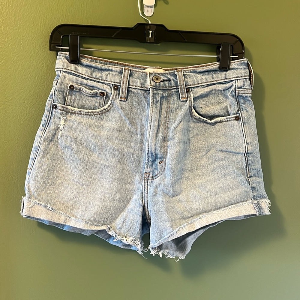 ABERCROMBIE - Mom High Rise Light Wash Jean shorts